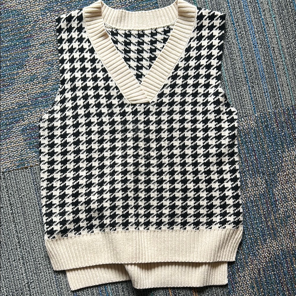 Super Cute Oversized Knit Black and White Houndstooth Sweater Vest